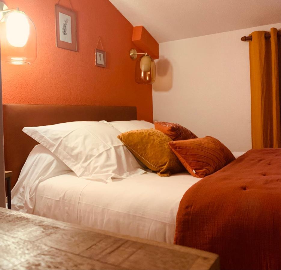Hotel L'Escoundillou Saint-Jacques-des-Blats Zewnętrze zdjęcie