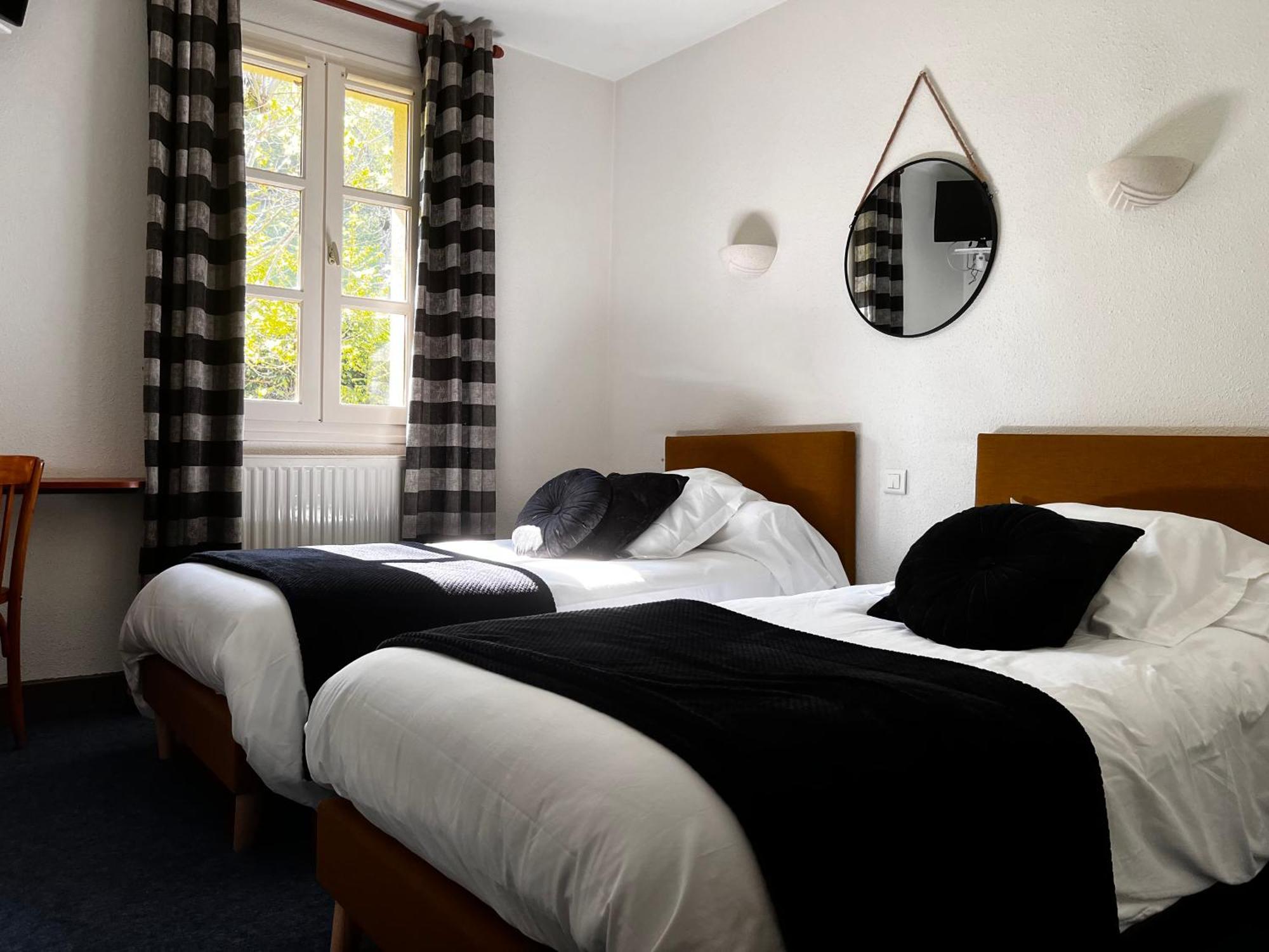 Hotel L'Escoundillou Saint-Jacques-des-Blats Zewnętrze zdjęcie