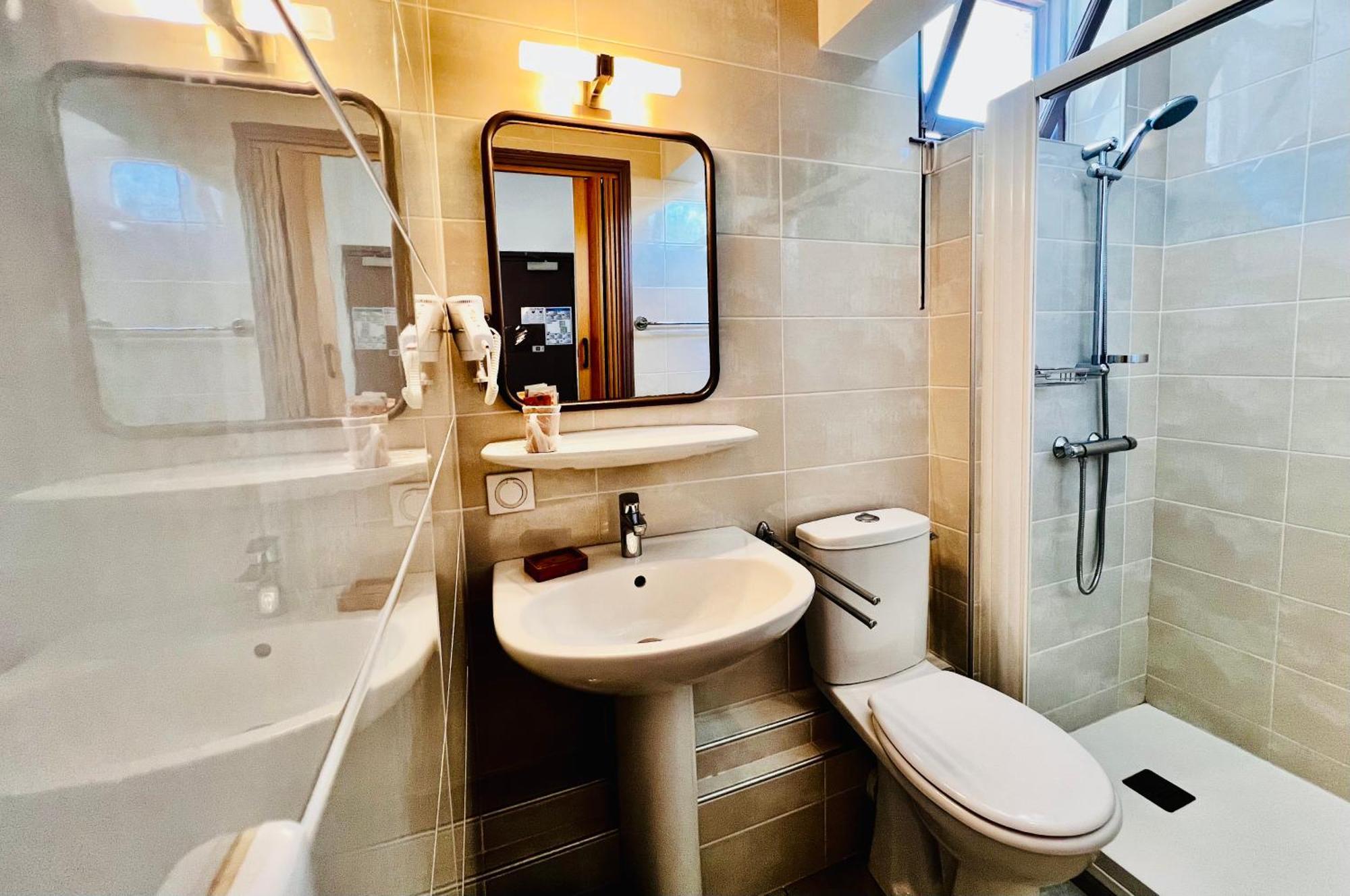 Hotel L'Escoundillou Saint-Jacques-des-Blats Zewnętrze zdjęcie