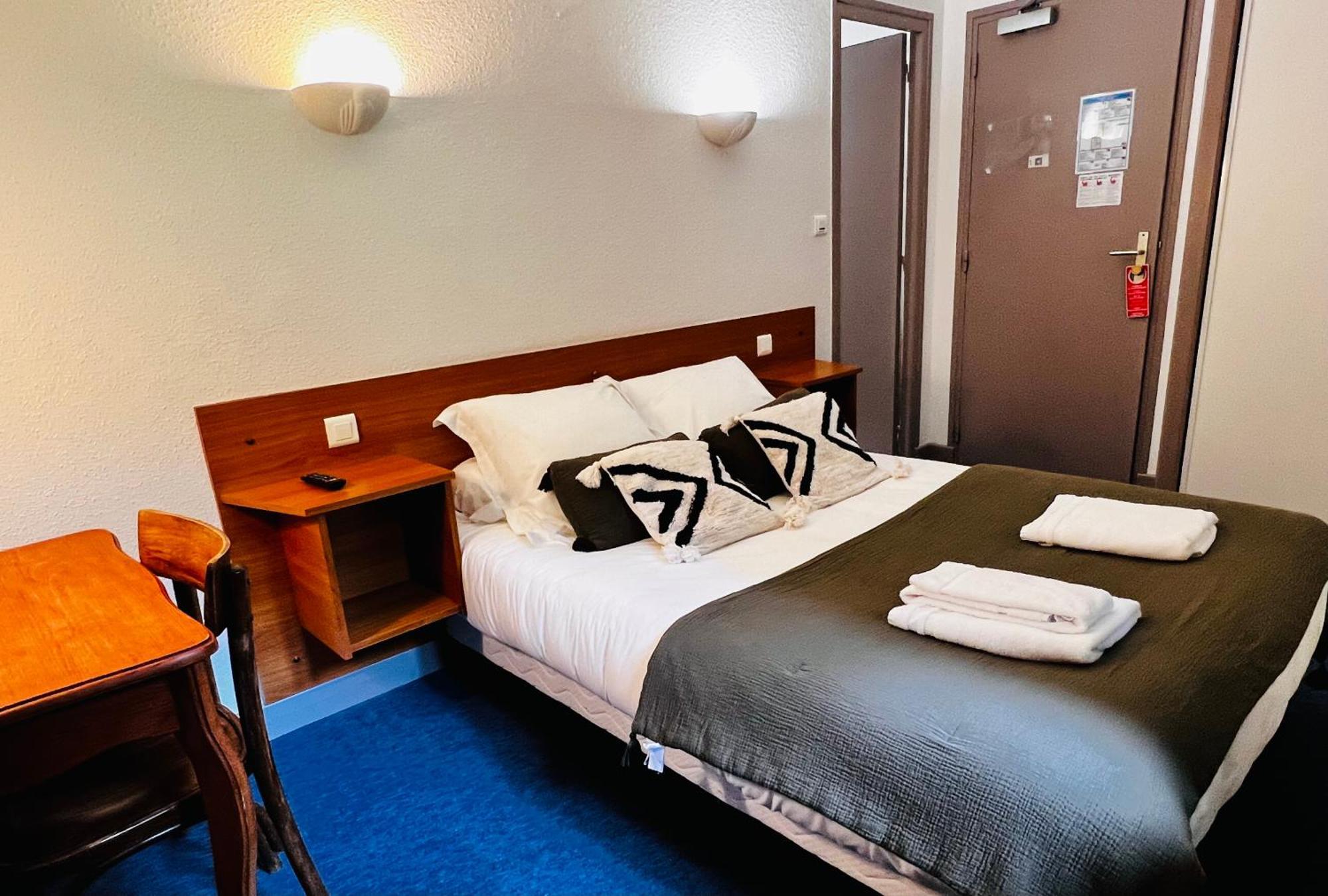 Hotel L'Escoundillou Saint-Jacques-des-Blats Zewnętrze zdjęcie