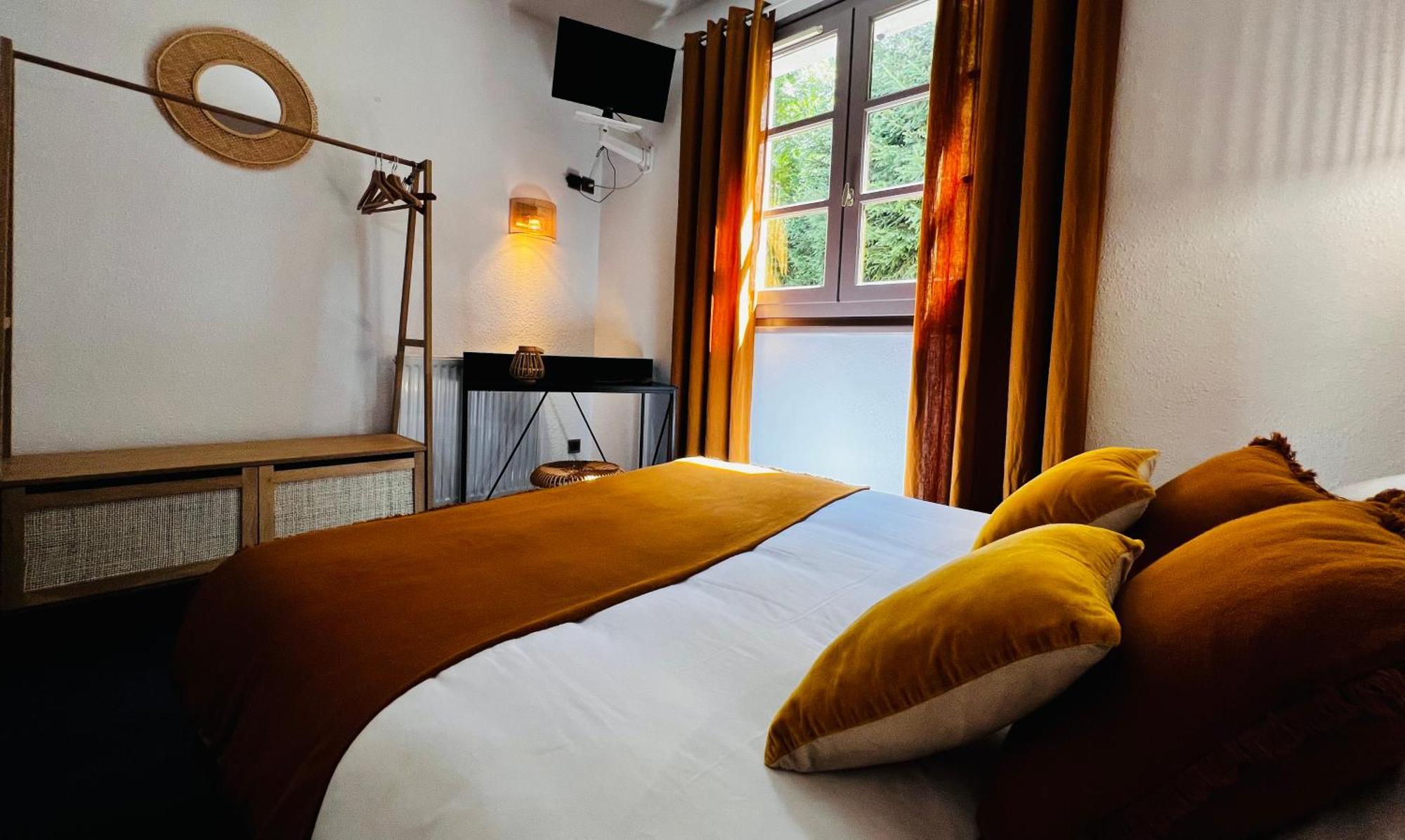 Hotel L'Escoundillou Saint-Jacques-des-Blats Zewnętrze zdjęcie
